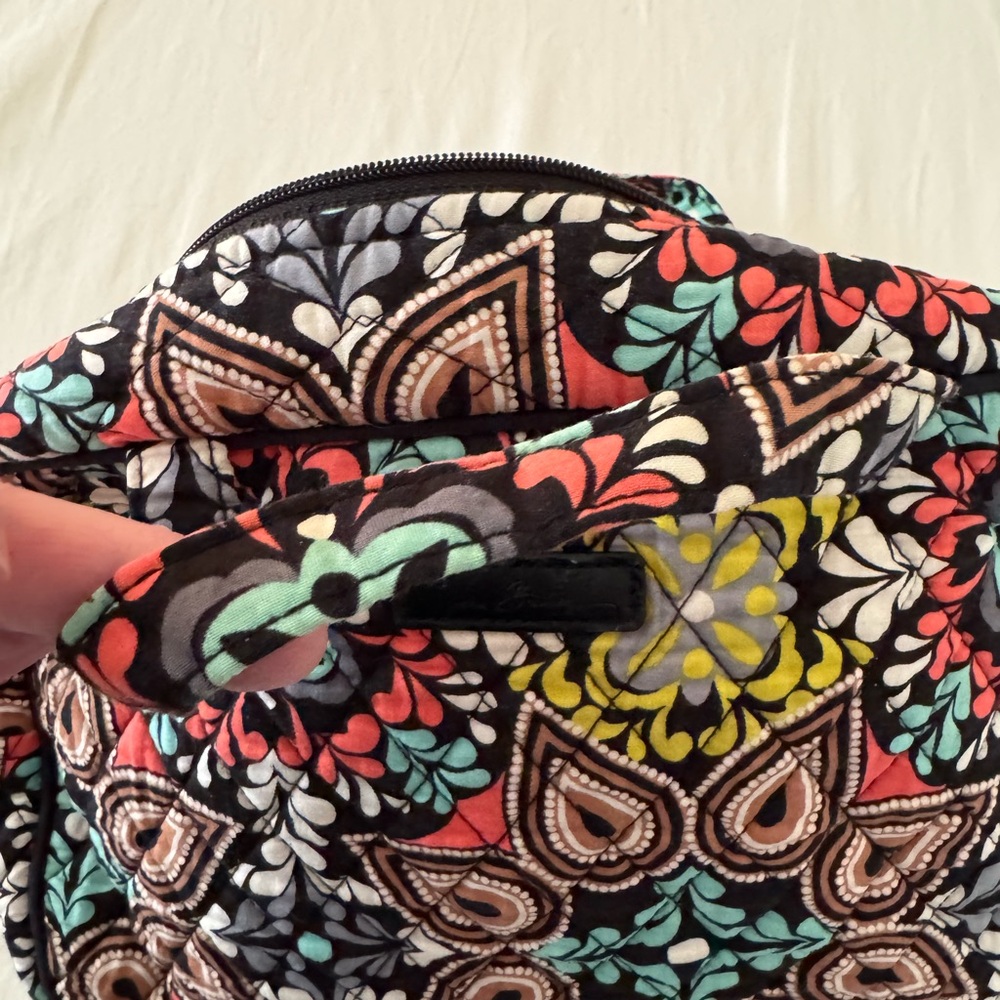 Vera Bradley Red and Green Travel Bag with Vibrant Design - Picture 7 of 9